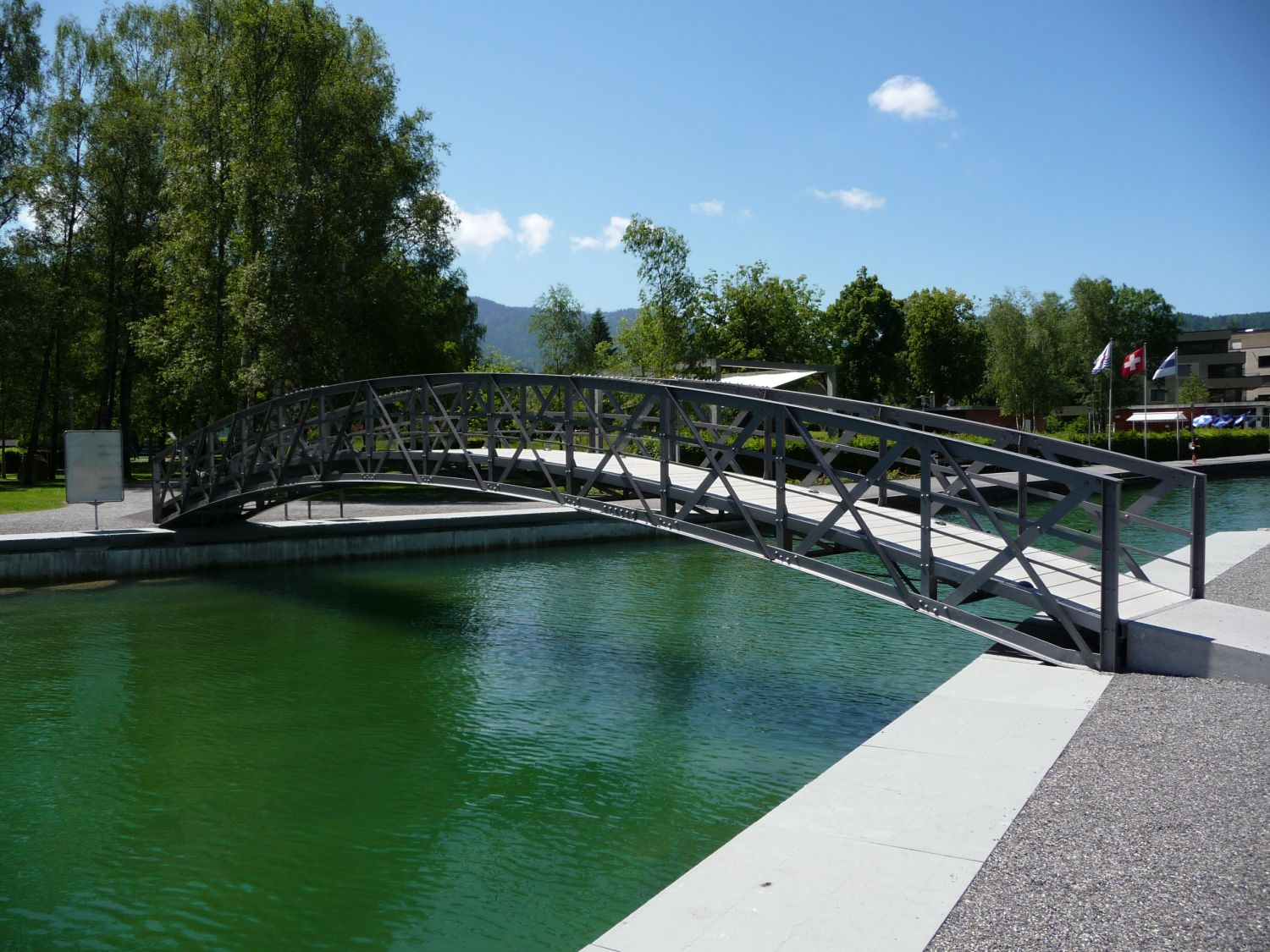 Brücke führt über Wasser